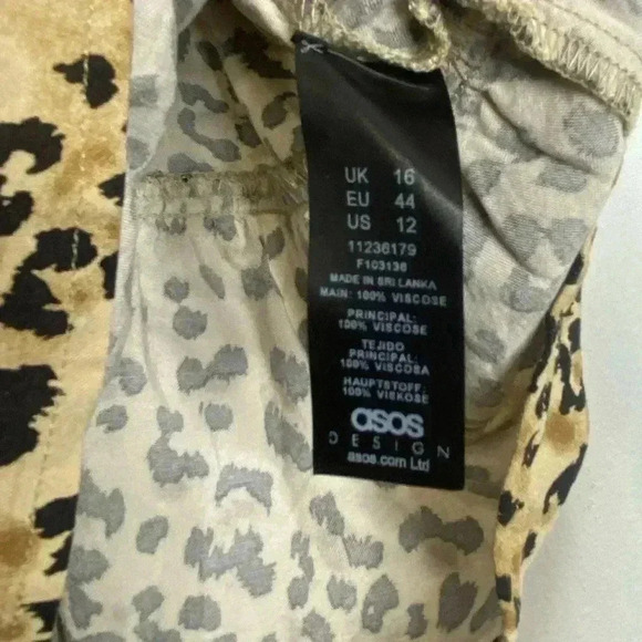 ASOS DESIGN Petite short sleeve tie front tea blouse in leopard print - Picture 5 of 5